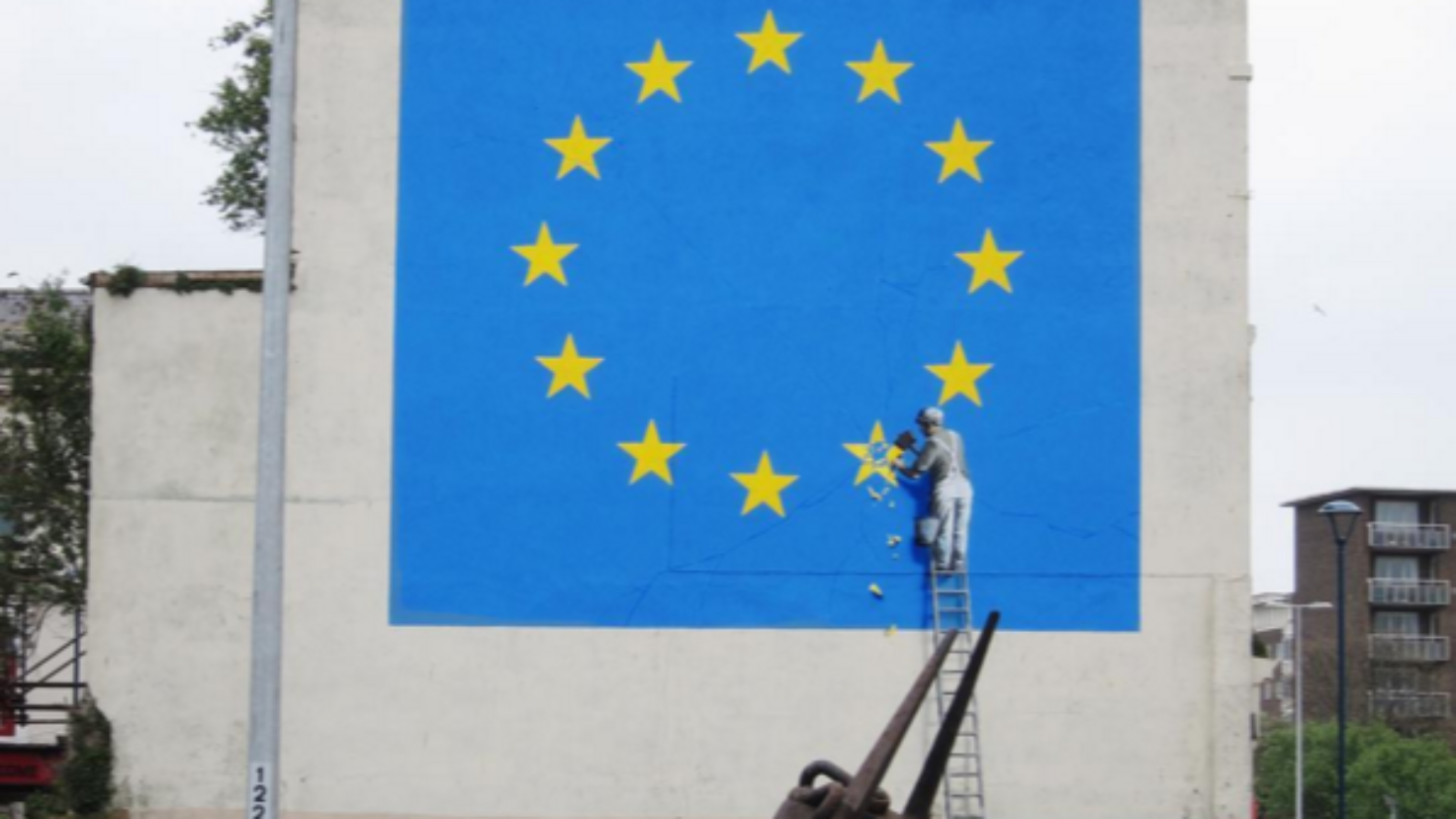バンクシーの最新作がイギリス・ドーバーに出現。Brexitを批判
